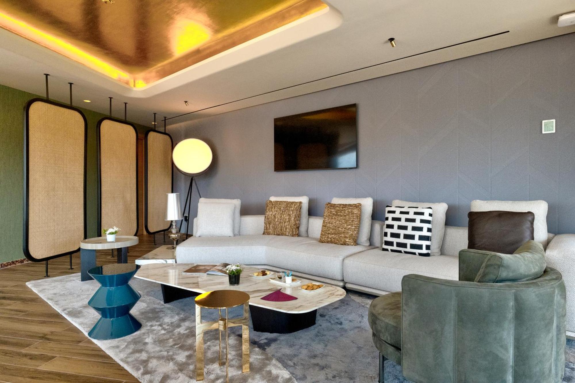 塔巴卡西加尔酒店 外观 照片 The living room of a suite at the Ritz-Carlton, DIFC